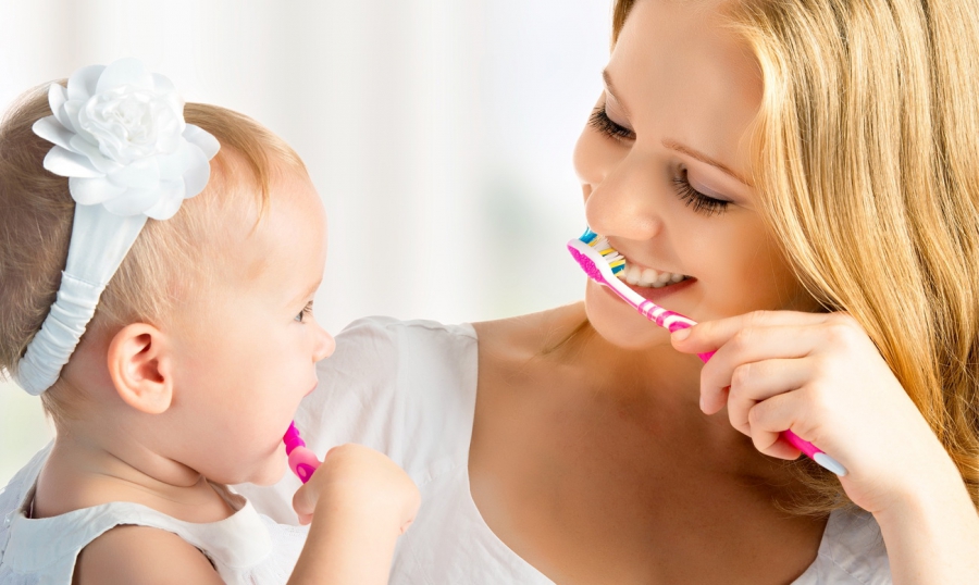Как чистить зубы годовалому ребенку?